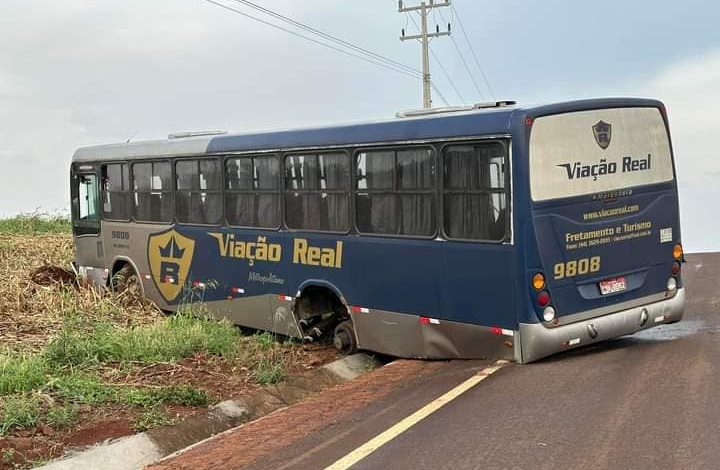 Roda se solta e ônibus vai parar fora da pista 1 onibus viacao real Roda se solta e ônibus vai parar fora da pista