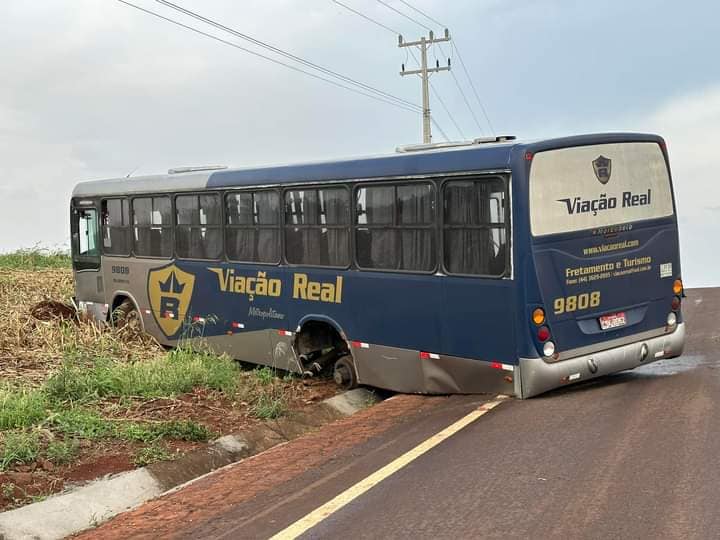 onibus viacao real Roda se solta e ônibus vai parar fora da pista