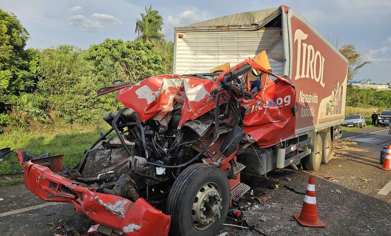 acidente br 376 Motorista de 56 anos morre ao sofrer acidente com caminhão na rodovia