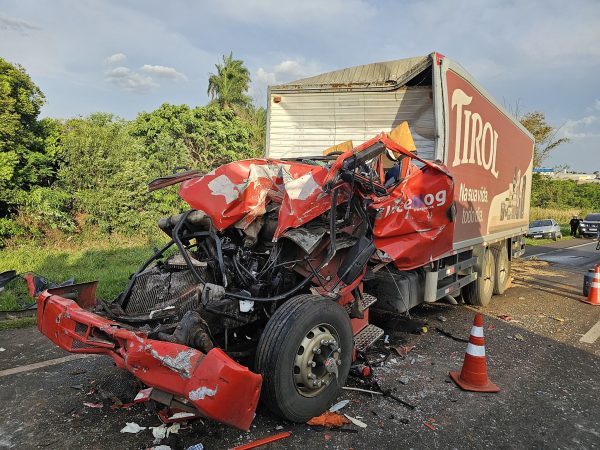 acidente br 376 e1697546224206 Motorista de 56 anos morre ao sofrer acidente com caminhão na rodovia