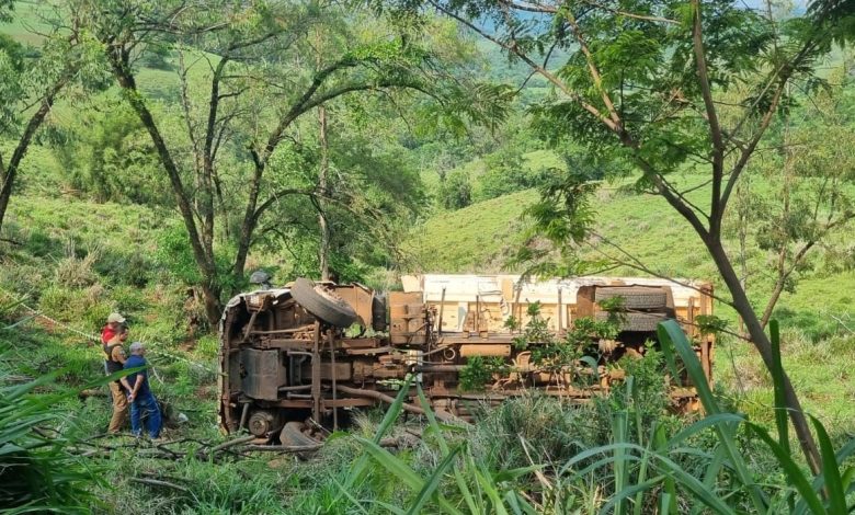 acidente caminhao 1 Motorista da Prefeitura de Mandaguari morre em acidente