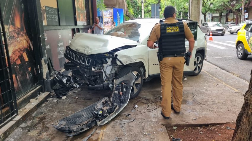 acidente e1697807141165 Pessoa fica ferida em acidente no centro de Maringá