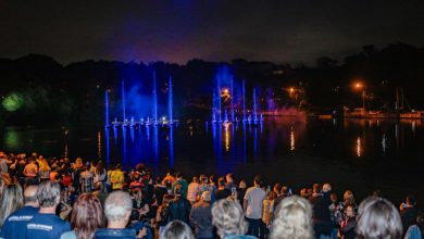 Foto de Milhares de pessoas se reúnem no Parque Alfredo Nyffeler e acompanham primeira noite de apresentações do ′Show das Águas′