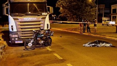 Foto de Motociclista colide contra carreta estacionada