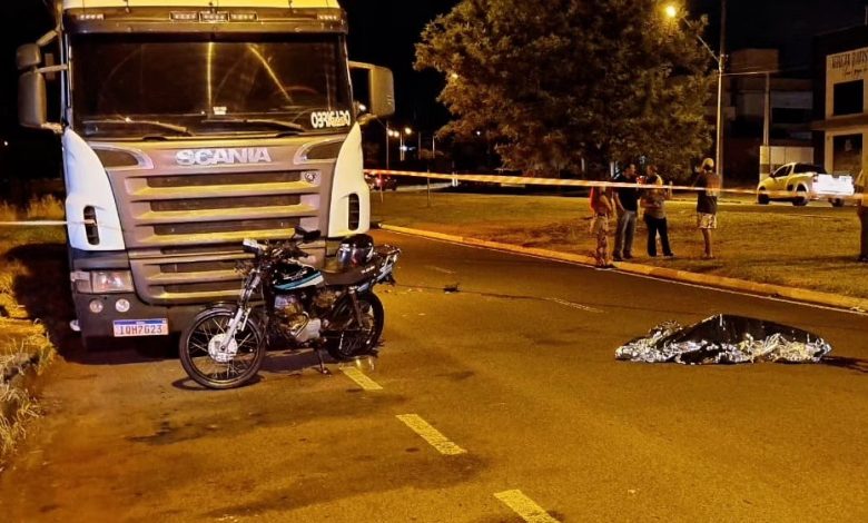 acidente moto Motociclista colide contra carreta estacionada