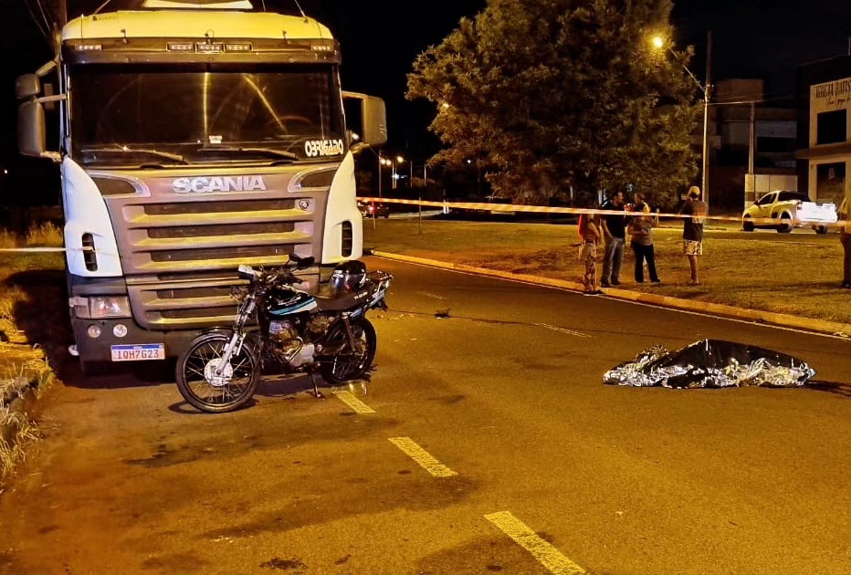 acidente moto Motociclista colide contra carreta estacionada