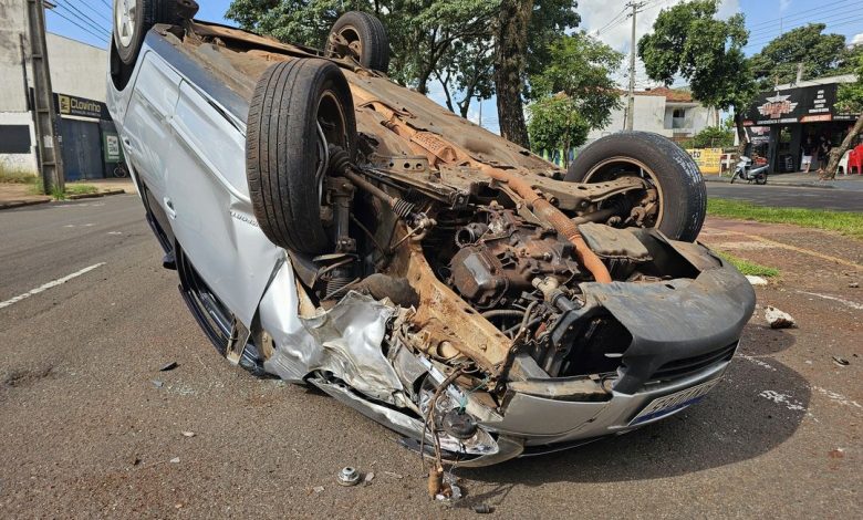 Peça de automóvel quebra e causa capotamento 1 acidente Peça de automóvel quebra e causa capotamento
