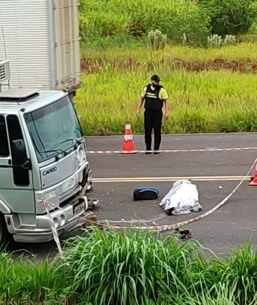 acidente moto Motociclista morre em acidente após bater frontalmente com caminhão