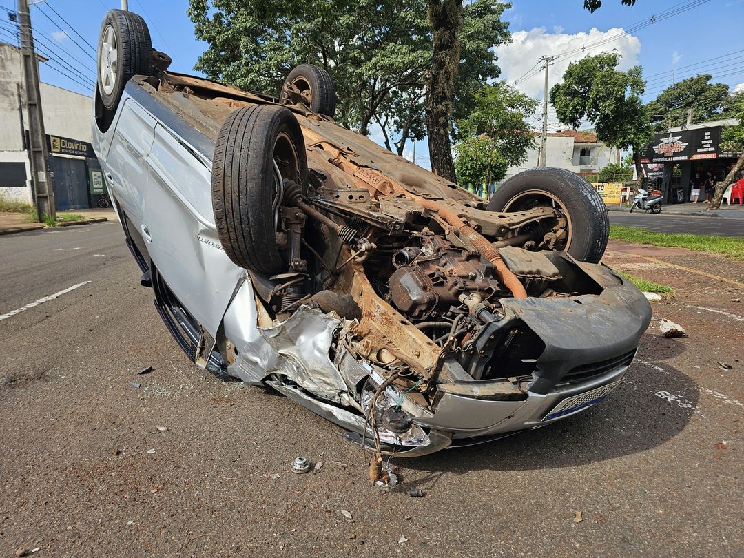 acidente Peça de automóvel quebra e causa capotamento