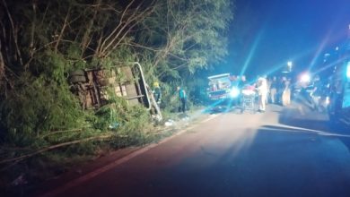 Foto de Três pessoas morrem e 19 ficam feridas após micro-ônibus tombar no interior do PR