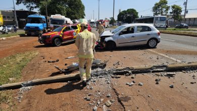 Foto de Carro derruba poste e bate de frente com motociclista