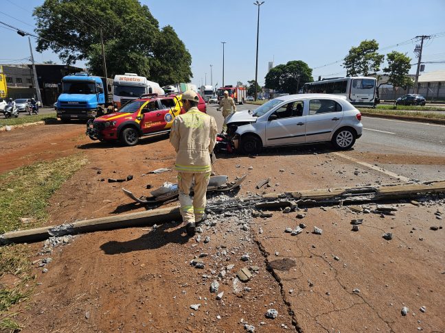 acidente colombo e1712588927208 Carro derruba poste e bate de frente com motociclista