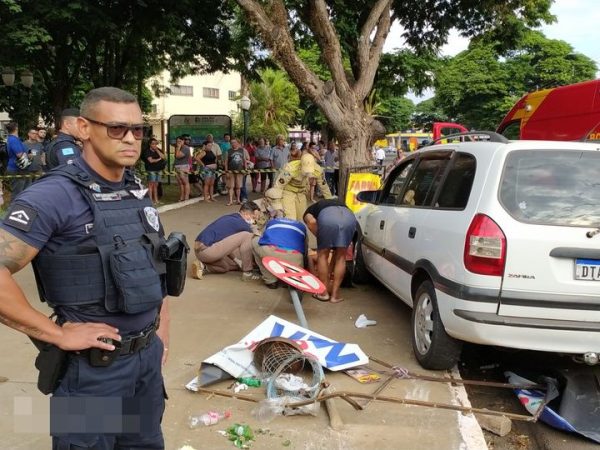 acidente Motorista atropela mãe e filha em cima da calçada no centro de Sarandi