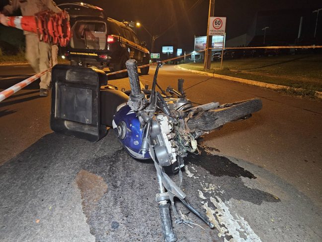 acidente moto 1 e1719063518178 Motociclista na contramão morre na Avenida Colombo após bater de frente com carro