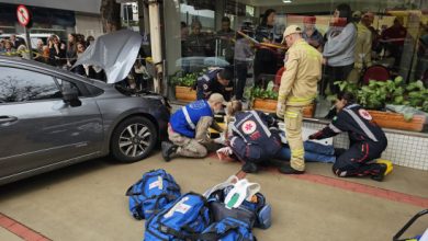 Foto de Duas mulheres são atropeladas na calçada após batida entre dois carros no centro de Maringá