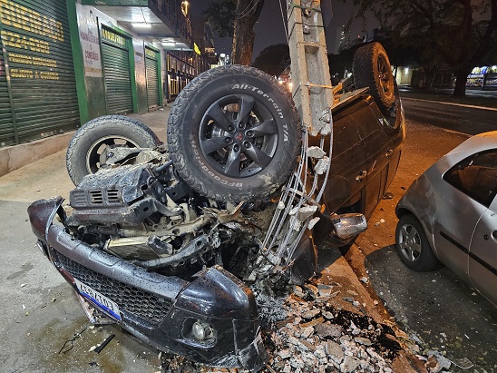 acidente colombo 5 Motorista de camionete se envolve em acidente após tentar perseguir dupla de ladrões