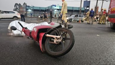 Foto de Motociclista morre ao cair debaixo dos rodados de carreta