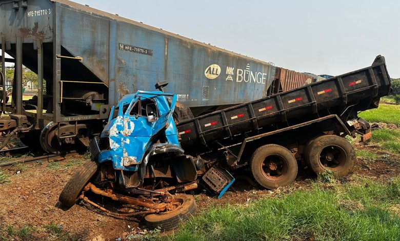 Caminhão fica destruído ao colidir contra trem na cidade de Sarandi 1 acidente trem Caminhão fica destruído ao colidir contra trem na cidade de Sarandi