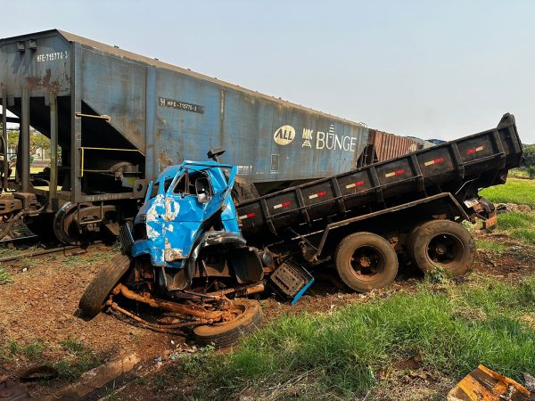 acidente trem e1726057384760 Caminhão fica destruído ao colidir contra trem na cidade de Sarandi