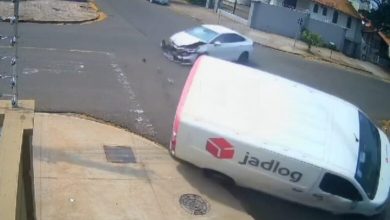 Foto de Carro avança preferencial e causa acidente em Maringá