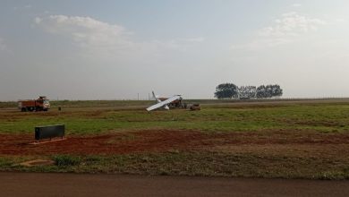 Foto de Avião é atingido por rajada de vento e sai da pista no Aeroporto de Maringá