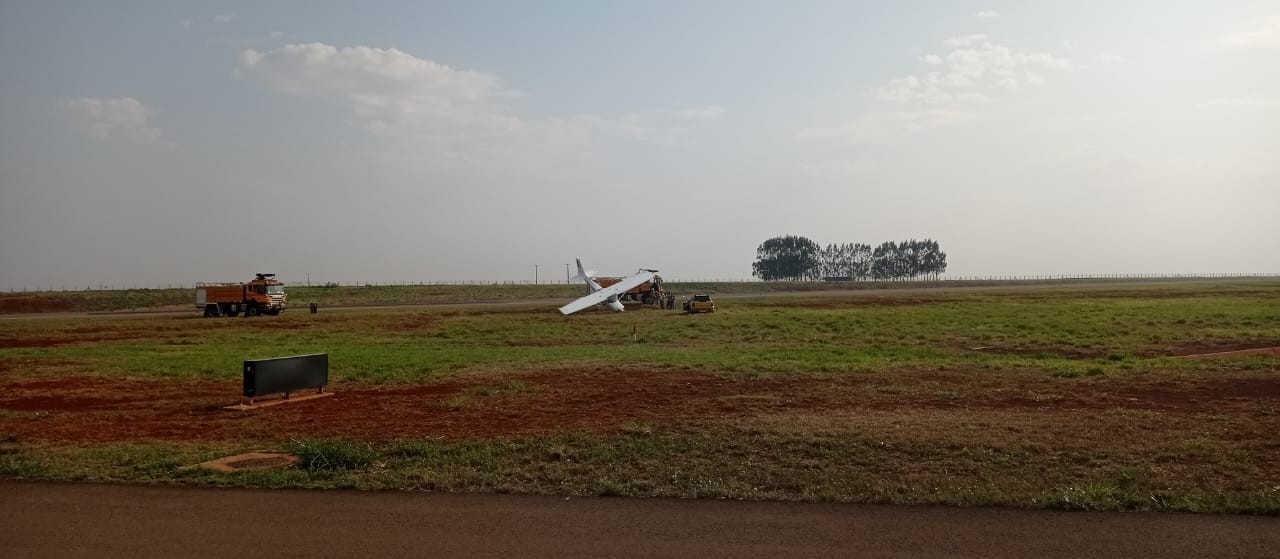 aviao Avião é atingido por rajada de vento e sai da pista no Aeroporto de Maringá