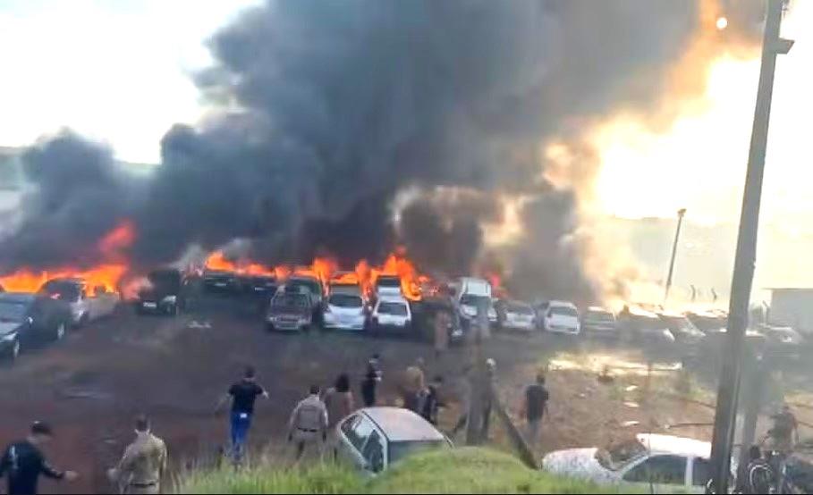 incendio Incêndio de grandes proporções destrói vários veículos apreendidos em pátio da Polícia Militar