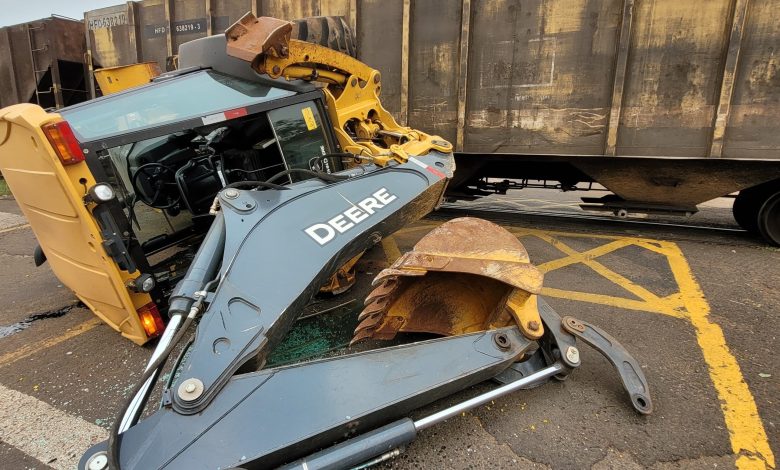 Retroescavadeira é atingida por trem em Mandaguari 1 trem Retroescavadeira é atingida por trem em Mandaguari