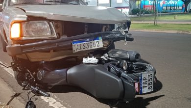 Foto de Motociclista fica ferido após moto parar debaixo de automóvel