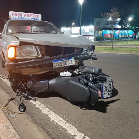 acidente carro moto e1732294819407 Motociclista fica ferido após moto parar debaixo de automóvel