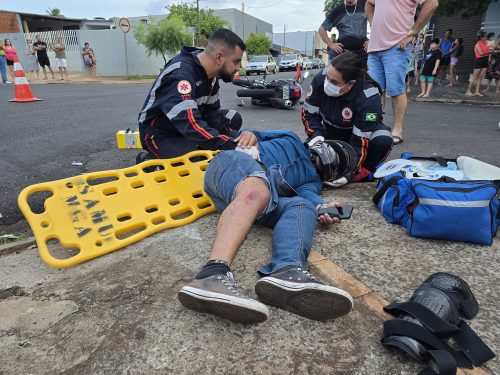 acidente moto e1730725487324 Duas pessoas ficam feridas após acidente em Maringá