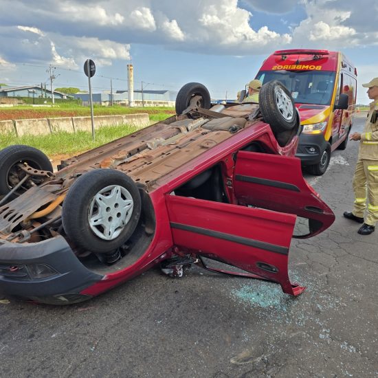 capotamento e1732141459124 Quatro pessoas ficam feridas em capotamento