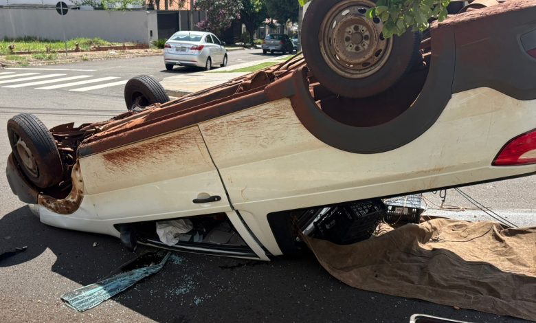 acidente capotamento Veículo capota em avenida após motorista ter mal súbito