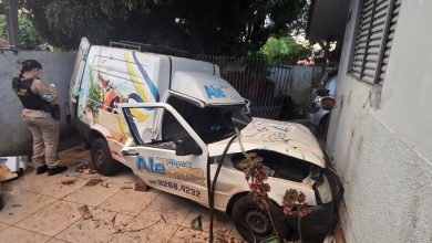 Foto de Veículo invade residência no Conjunto Branca Vieira em Maringá