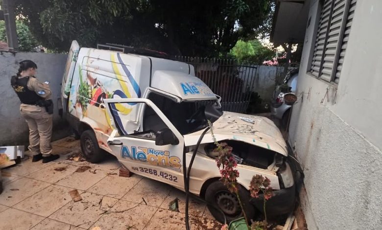 Veículo invade residência no Conjunto Branca Vieira em Maringá 1 acidente Veículo invade residência no Conjunto Branca Vieira em Maringá