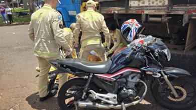 Foto de Motociclista escapa da morte após cair debaixo de caminhão