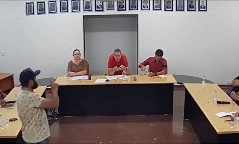 Blogueiro é preso após tumulto e agressão na Câmara de Vereadores de Ângulo 1 camara vereadores angulo Blogueiro é preso após tumulto e agressão na Câmara de Vereadores de Ângulo