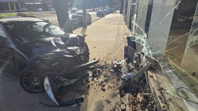 Foto de Carro invade calçada e atinge vidraça de empresa