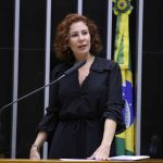 Carla Zambelli divulgacao Moraes derruba decisão da Câmara e decreta perda de mandato de Zambelli