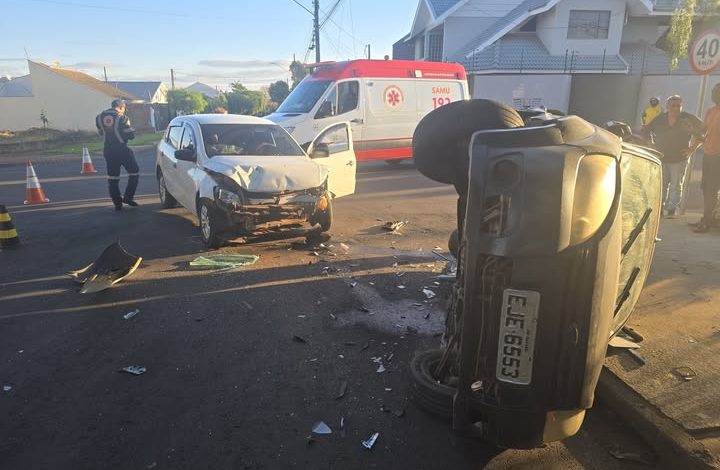 acidente 1 Motorista de aplicativo invade preferencial e deixa passageira ferida