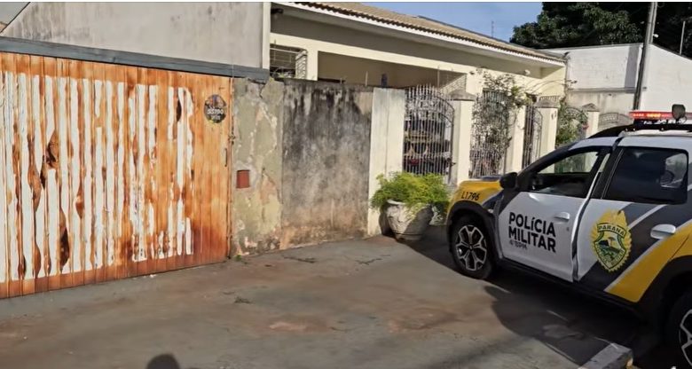 viatura pm Homem é encontrado morto em sua casa
