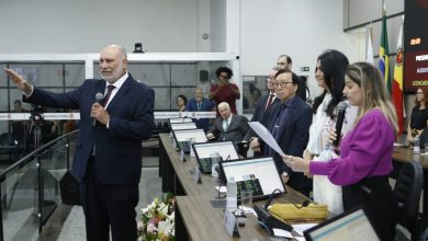 Foto de Professor Pacífico toma posse como vereador durante sessão ordinária