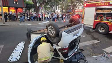 Foto de Mulher é socorrida após capotar automóvel no centro de Maringá