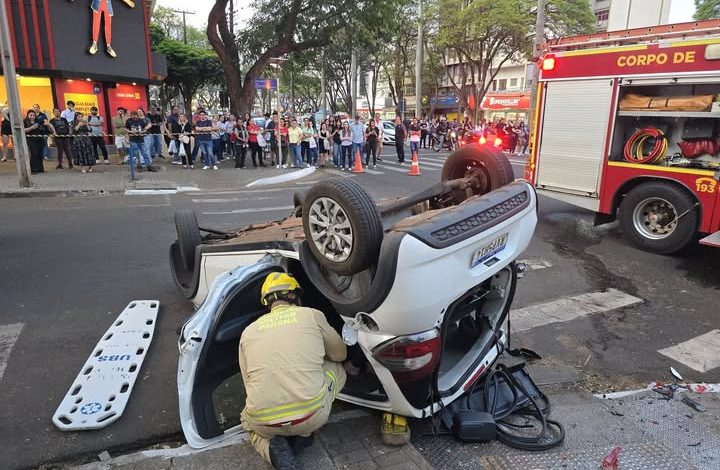 acidente centro maringa Mulher é socorrida após capotar automóvel no centro de Maringá