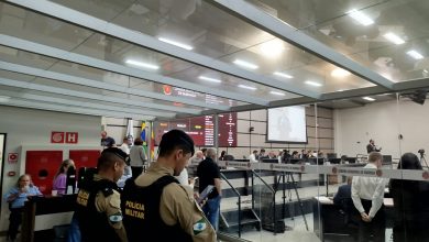 Foto de Presidente deixa a câmara escoltada por seguranças e guardas municipais