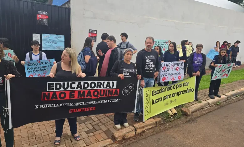 ato CONTRA DIRETORA Pela saída da diretoria