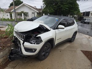 acidente com ambulancia Motorista de ambulância invade preferencial e causa acidente em Maringá