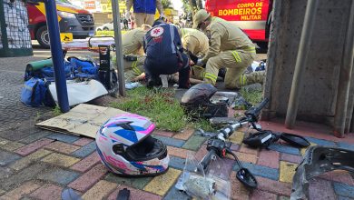 Foto de Dois jovens morrem de acidente após piloto empinar moto e bater em poste