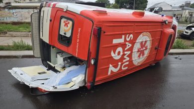 Foto de Motorista de ambulância invade preferencial e causa acidente em Maringá