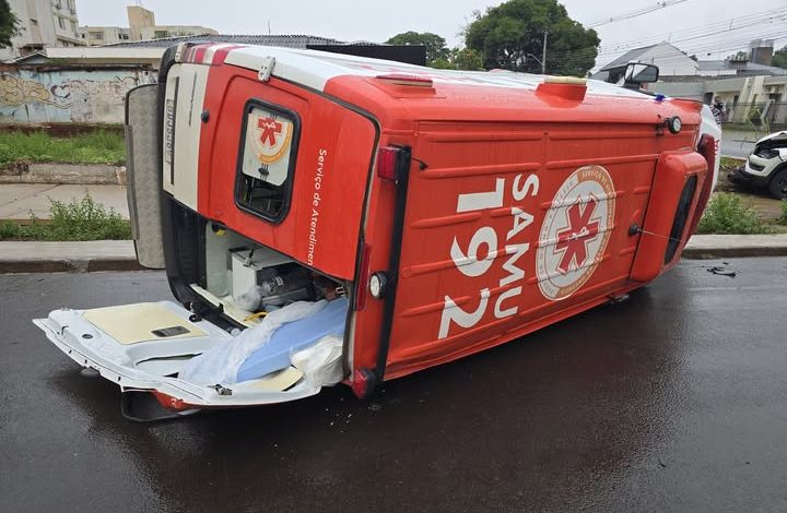 ambulancia acidente Motorista de ambulância invade preferencial e causa acidente em Maringá